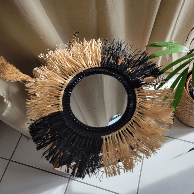 Petit miroir bicolor en raphia naturel.