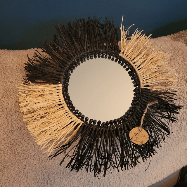 Petit miroir bicolor en raphia naturel.