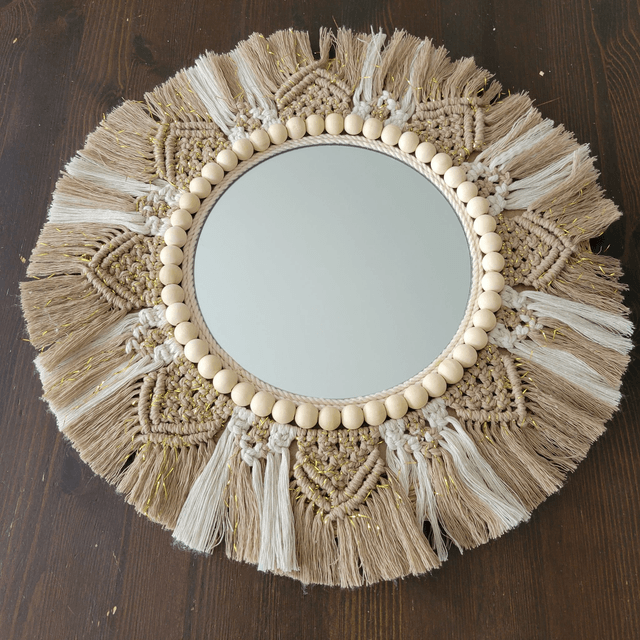 Miroir en macramé.