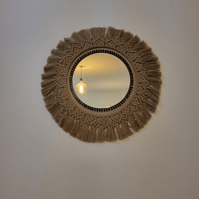 Miroir rond en macramé .