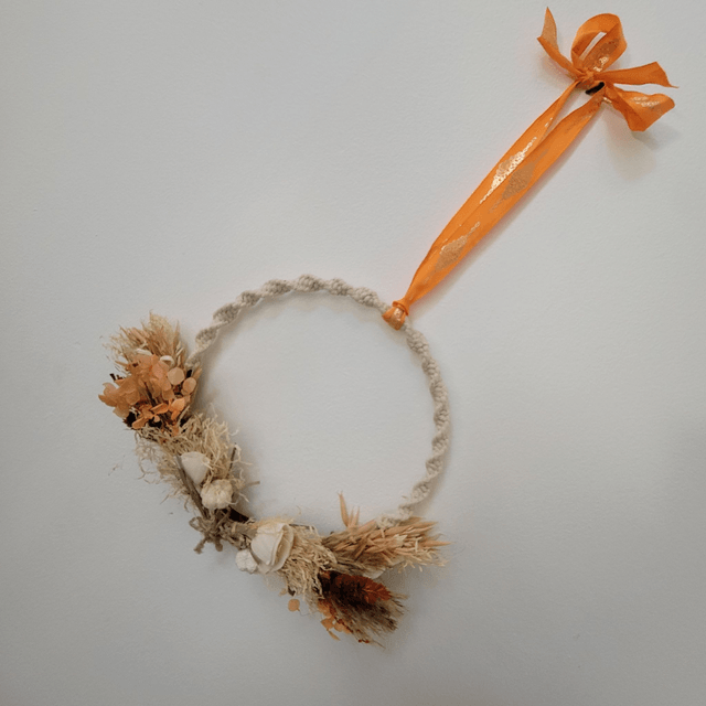 Anneau à suspendre en macramé et fleurs séchées , fleurs papier