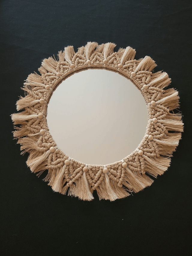 Miroir macramé et perles en bois.