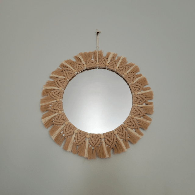 Miroir macramé et perles en bois.