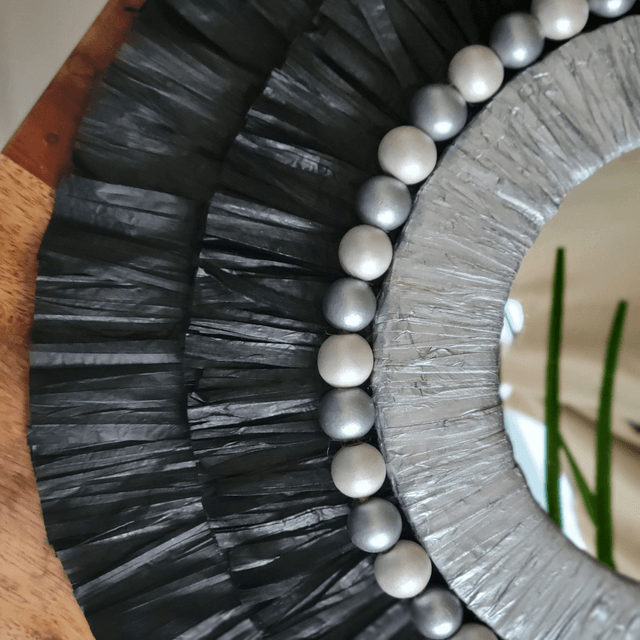Miroir en papier raphia et perles