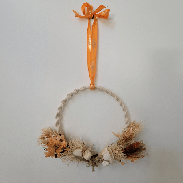 Anneau à suspendre en macramé et fleurs séchées , fleurs papier