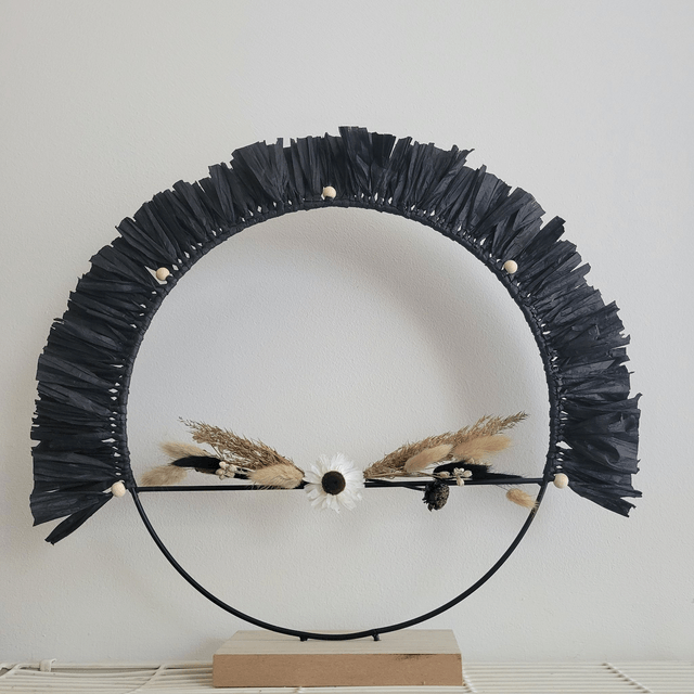 Décoration sur socle en bois.