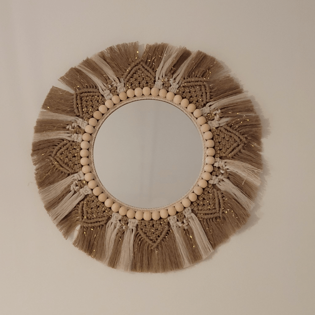 Miroir en macramé.