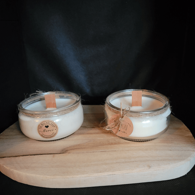  Bougies naturelles sur rondin de bois.