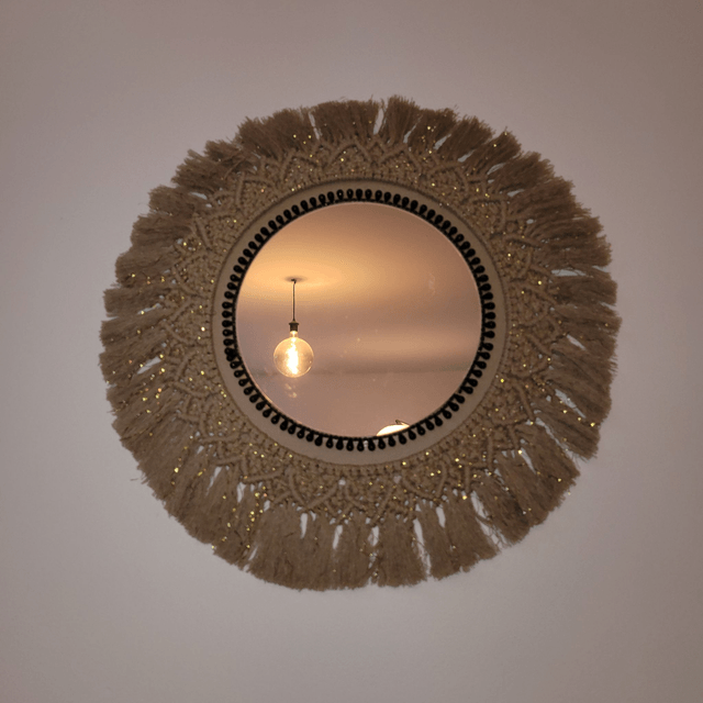 Miroir rond en macramé .