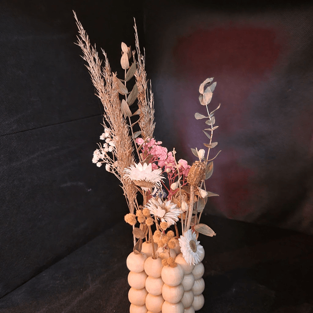 Vase en perles de bois et fleurs séchées