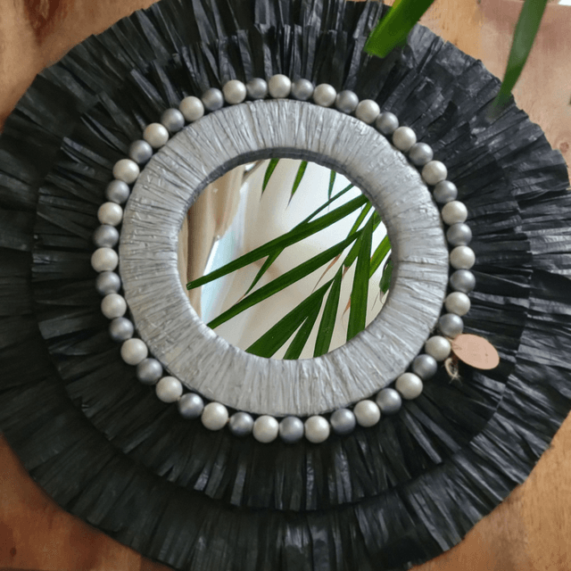 Miroir en papier raphia et perles