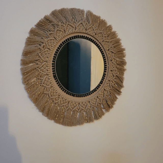 Miroir rond en macramé .