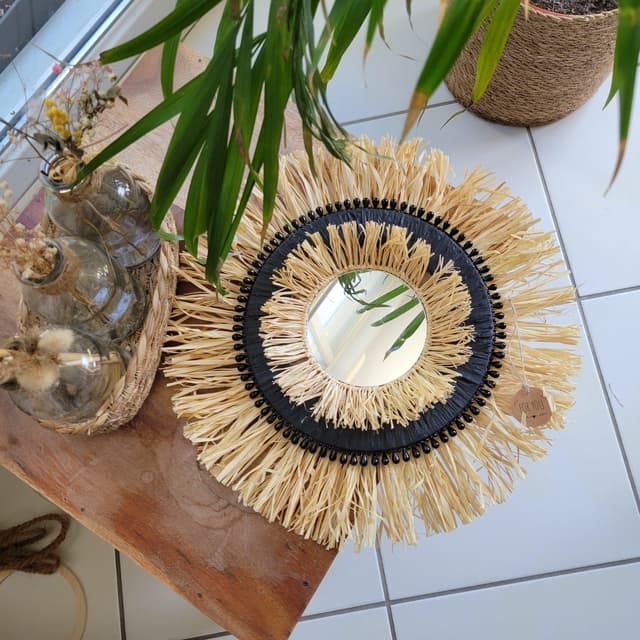 LE PETIT ATELIER DE CAROLINE
création d'objets de décoration fait main
Pour embellir et apporter de la douceur à votre intérieur vous trouverez dans mon petit atelier des décorations en macramé, raphia corde de jute. Des miroirs, couronnes de fleurs séchées ,bougies naturelles en cire de soja bio.
Toutes mes réalisations sont uniques car entièrement réalisé à la main par mes soins.