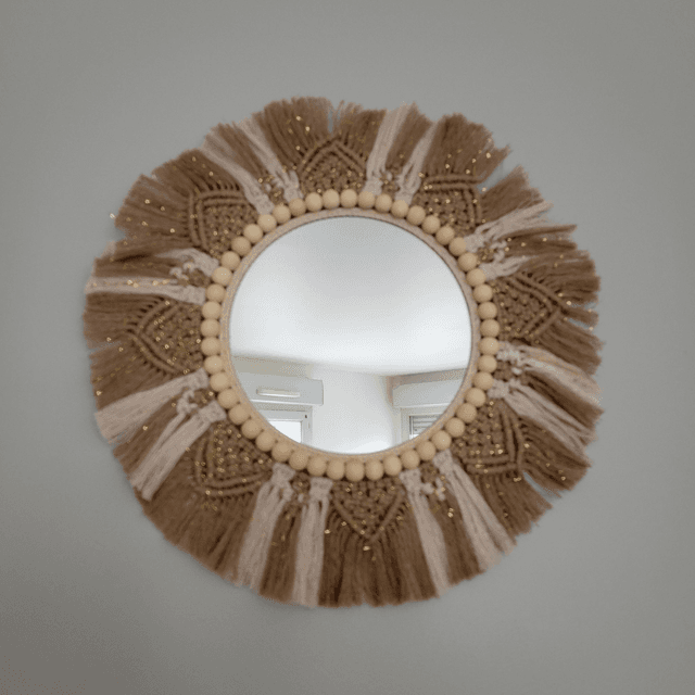 Miroir en macramé.