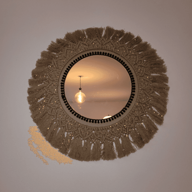 Miroir rond en macramé .