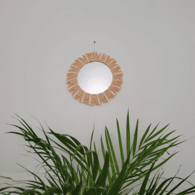 Miroir macramé et perles en bois.