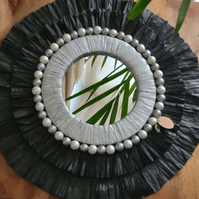 Miroir en papier raphia et perles